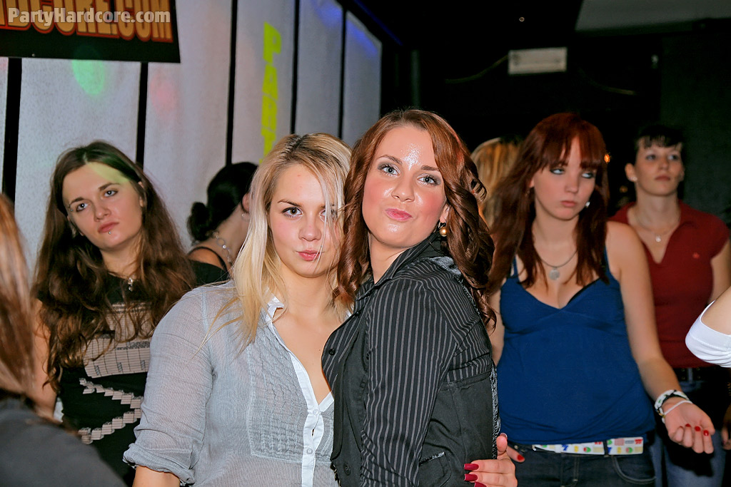 Lustvolle Amateur-Mädels gehen wild und strippen auf der Club-Party
 #50309595