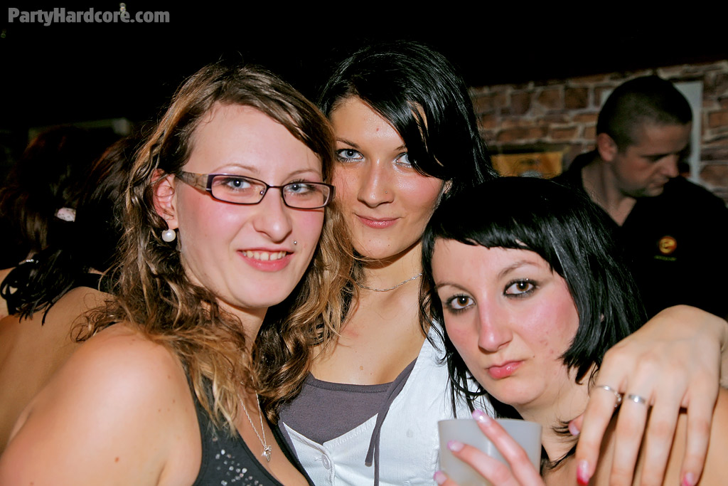 Lustvolle Amateur-Mädels gehen wild und strippen auf der Club-Party
 #50309599