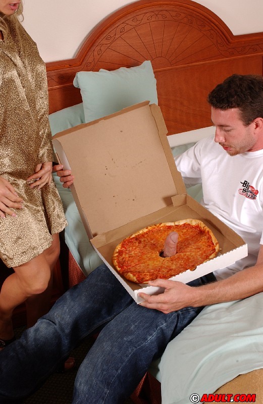 Une bombe mature satisfait sa chatte affamée avec un pizzaïolo.
 #53147129