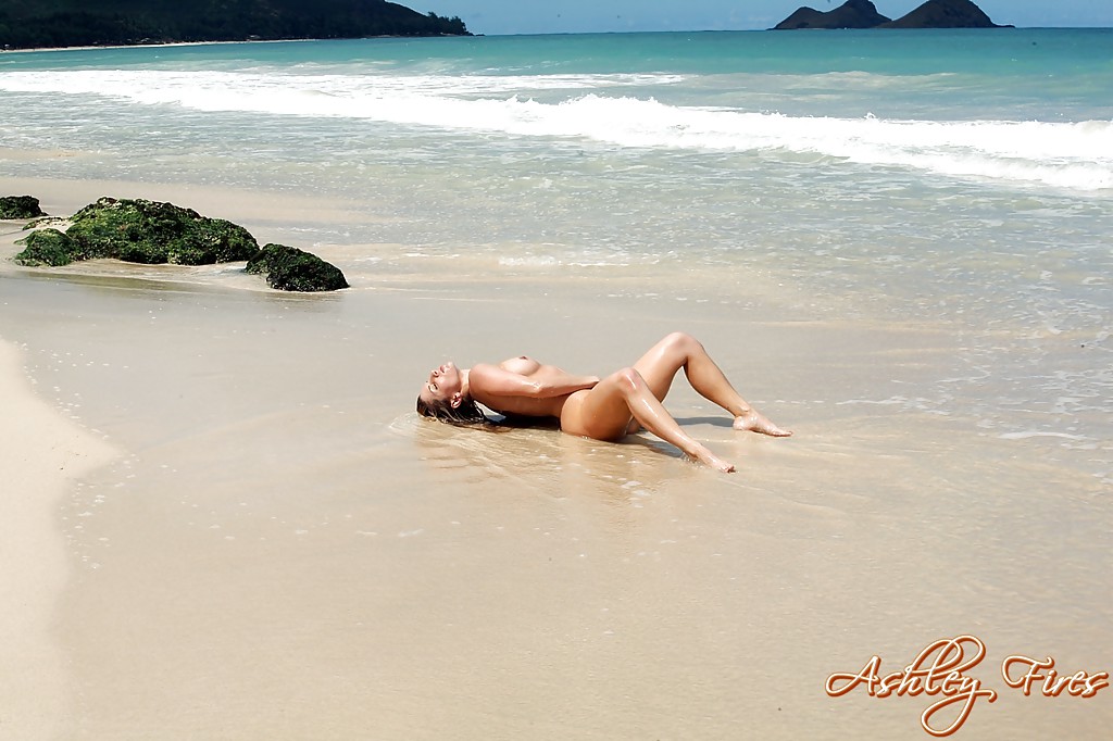 Bionda calda primo timer ashley fuochi diffondendo lunghe gambe all'aperto in oceano
 #50157468