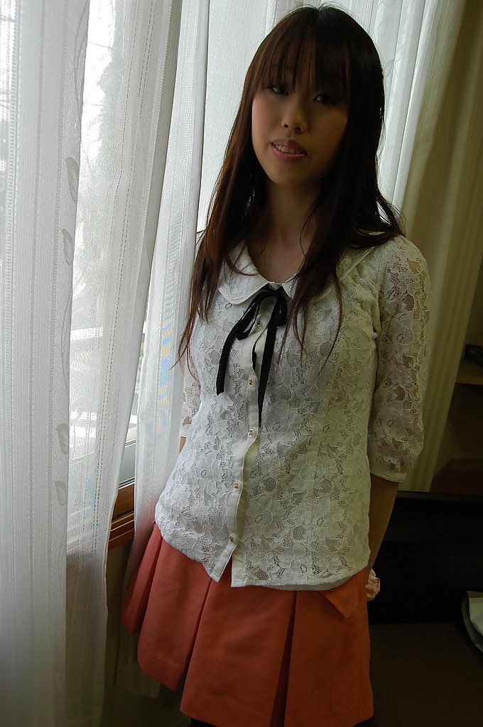 Una chica asiática sonriente se desnuda y expone su coño peludo en un primer plano
 #51413066