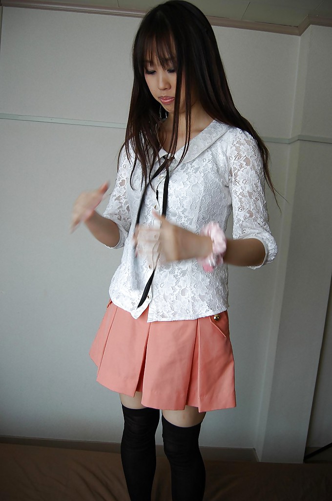 Una chica asiática sonriente se desnuda y expone su coño peludo en un primer plano
 #51413091