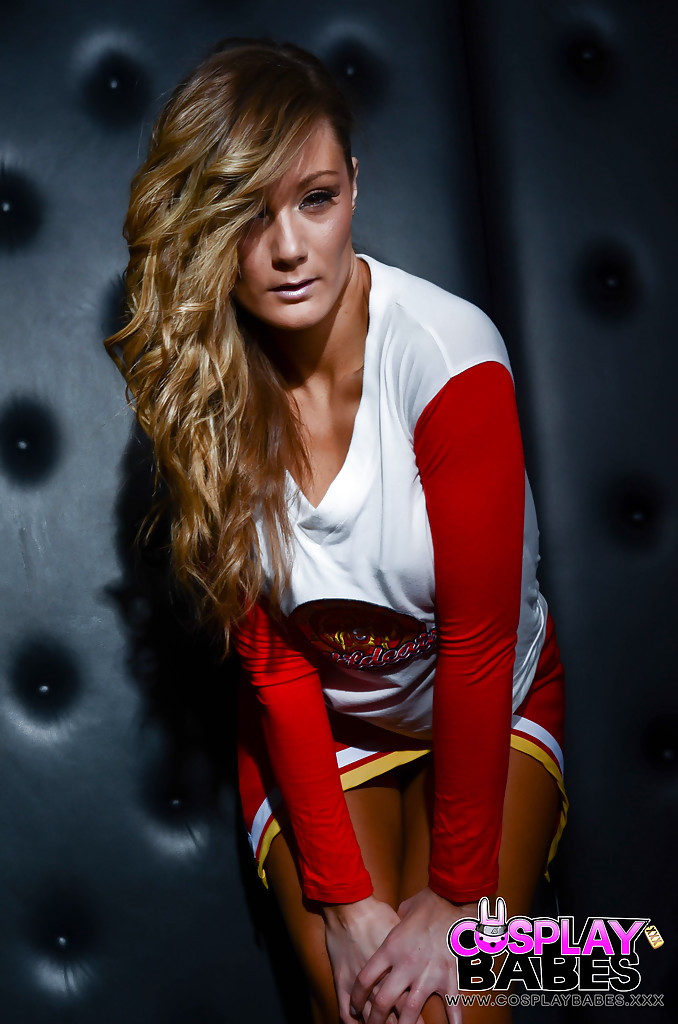 Cheerleader Elizabeth Bally befreit große Titten von der Uniform, bevor sie masturbiert
 #50313155