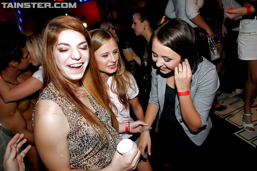 Fiese Amateur-Lassies zeigen ihre Blowjob-Fähigkeiten auf einer betrunkenen Party
 #51487395