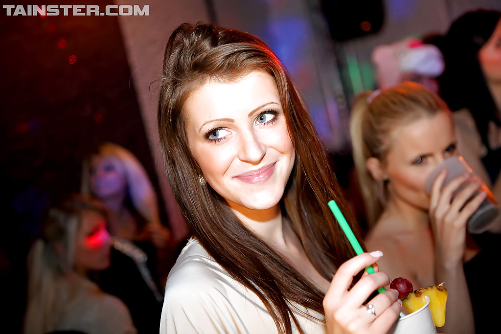 Fiese Amateur-Lassies zeigen ihre Blowjob-Fähigkeiten auf einer betrunkenen Party
 #51487438