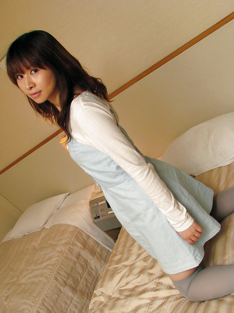 Teenager asiatica in calzettoni di nylon che si spoglia ed espone la sua figa in primo piano
 #51206391