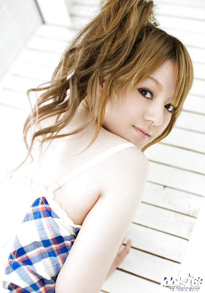 Hübsches asiatisches Babe mit winzigen Titten ria sakurai strippt ihr Kleid aus
 #51193719
