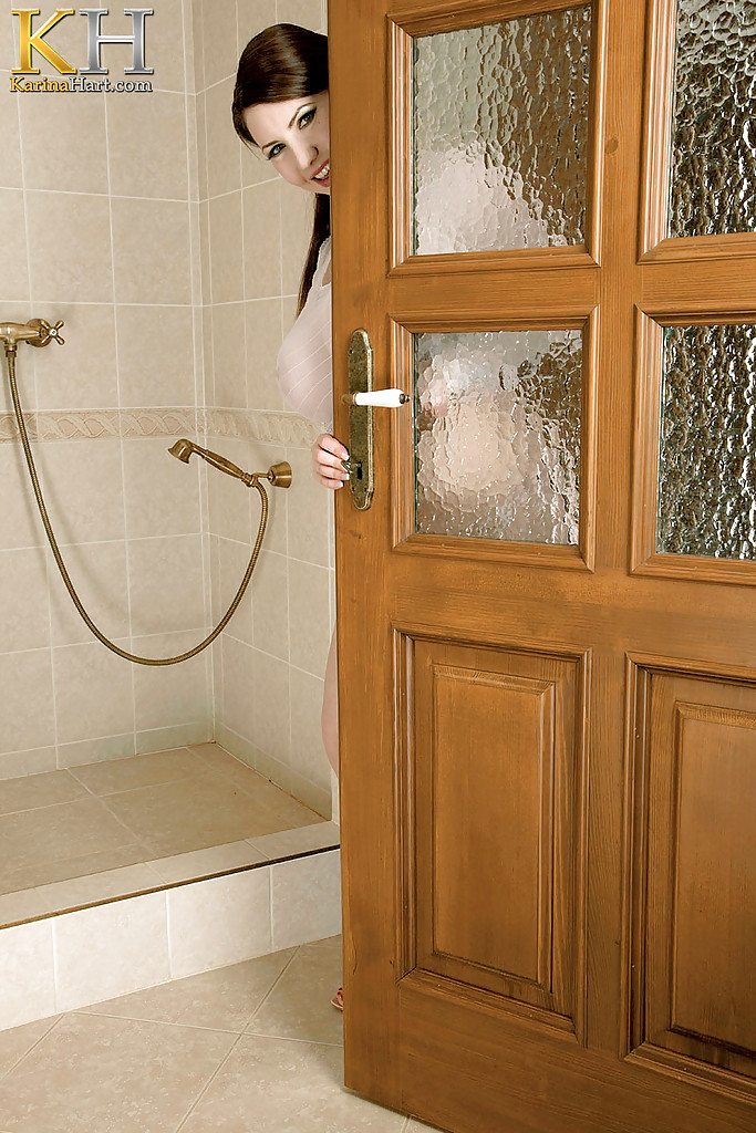 Karina Hart, une fille mignonne et pulpeuse, montre ses gros seins et sa chatte mouillés sous la douche.
 #50142237