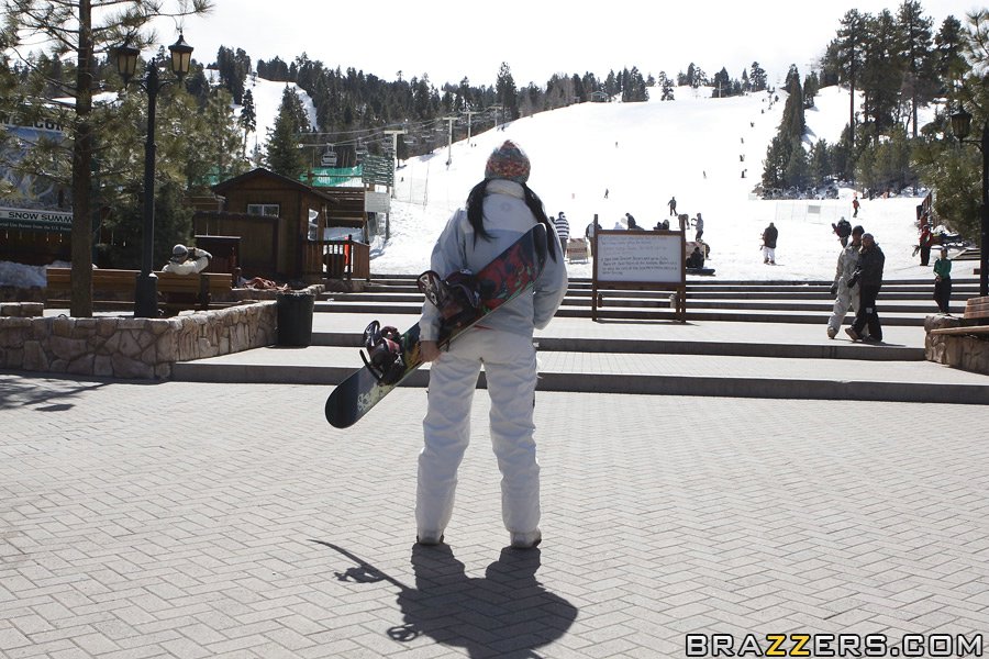 Jayden jaymes ist bereit, einen Schwanz nach einer guten Snowboard-Fahrt zu reiten
 #54216979