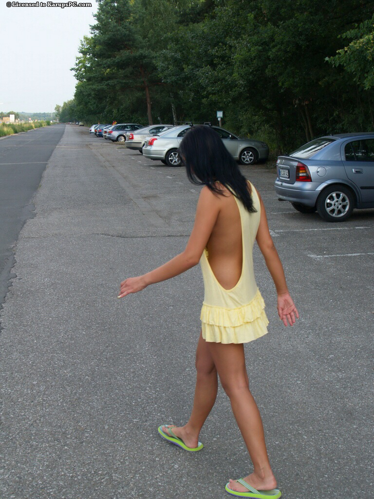 Une brune amateur effrontée expose ses courbes sexy dans un lieu public.
 #51420360
