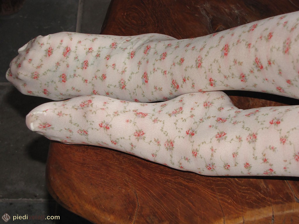 Blonde Mädchen mit erstaunlichen Beine valeria ist ein Fuß-Fetisch-Modell
 #51373221