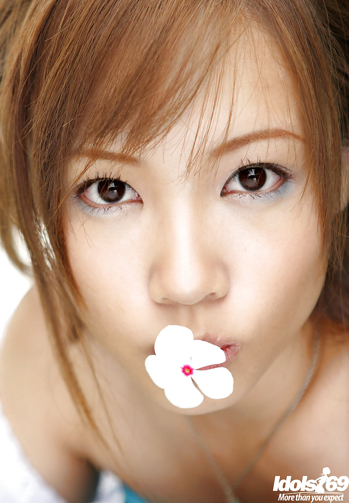 Asiatische Teenie Cutie Reika Shina entblößt ihre winzigen Titten und haarige Muschi
 #51221877