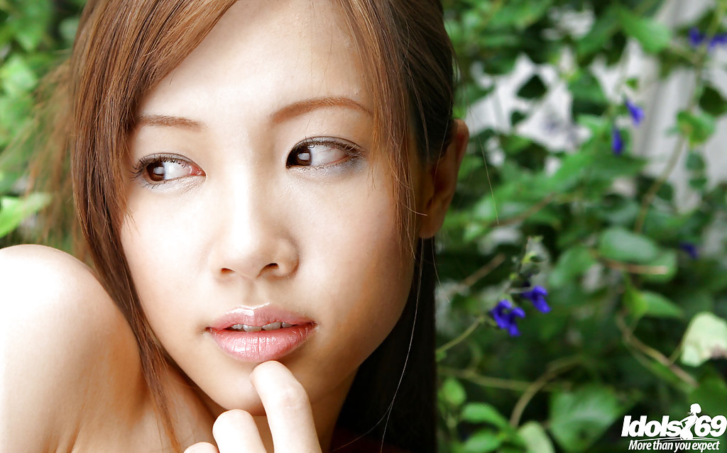 Asiatische Teenie Cutie Reika Shina entblößt ihre winzigen Titten und haarige Muschi
 #51221912
