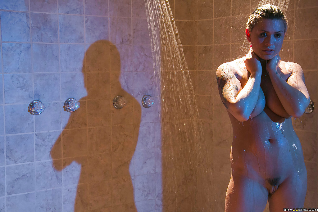シャワーを浴びるエバ・アンジェリーナと巨乳のラティーナ
 #51929990