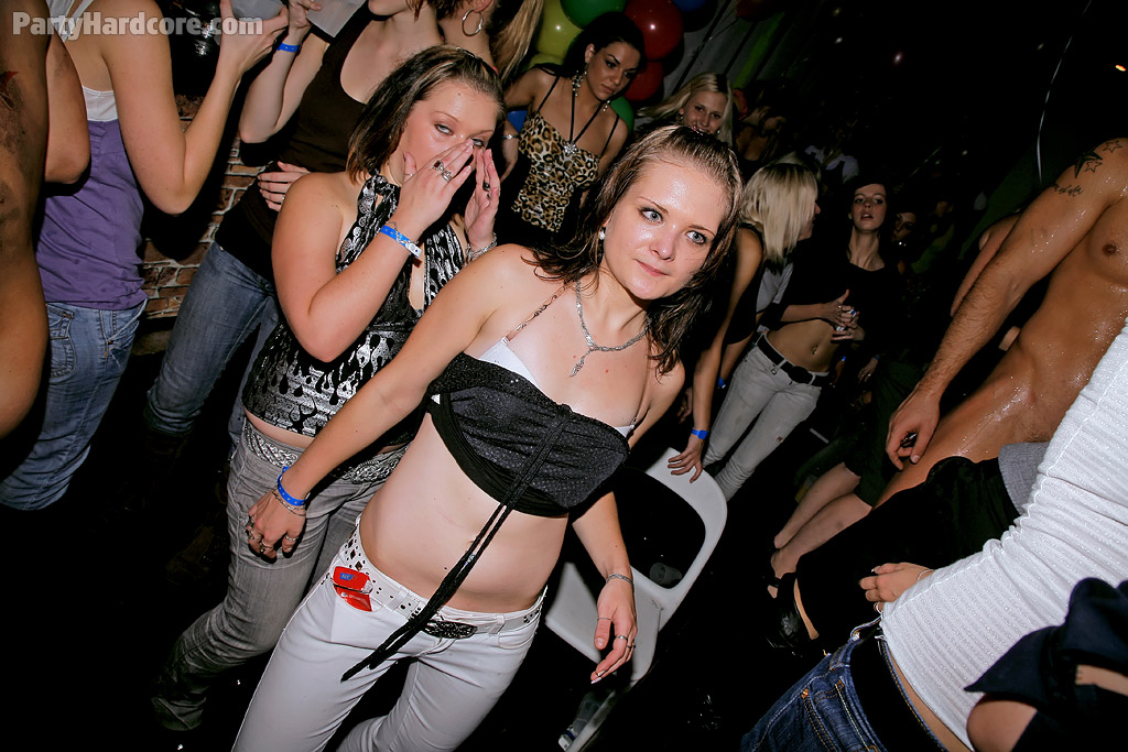 Geile Party-Küken betrinken sich und saugen die Schwänze der männlichen Stripper ab
 #51442828