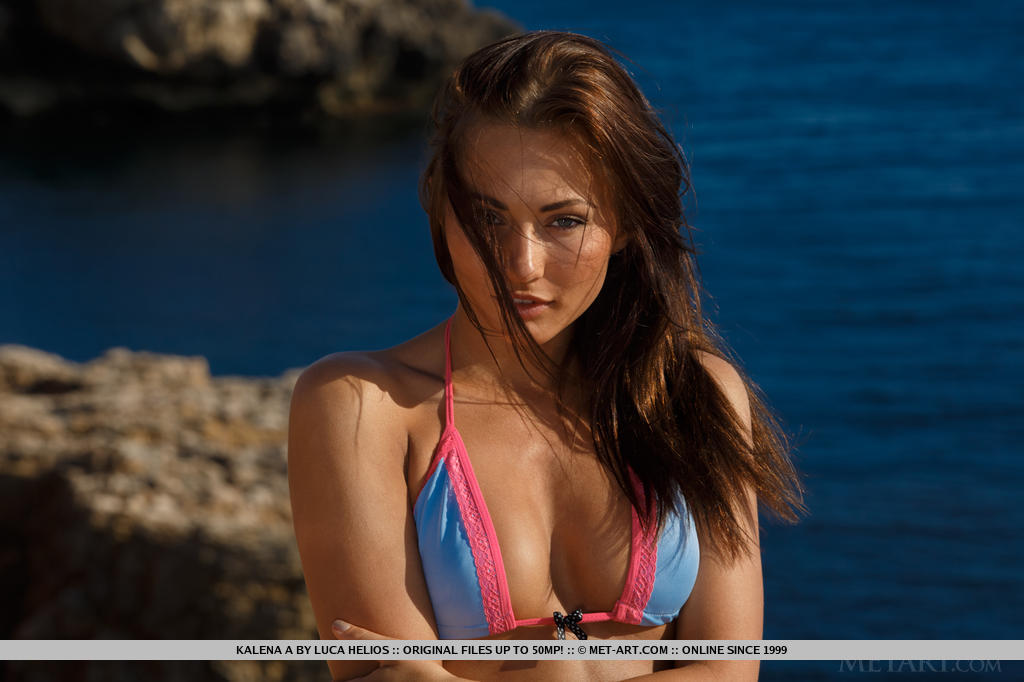 Michaela Isizzu en bikini sur la plage, exhibant sa chatte chauve et portant des talons.
 #50149654