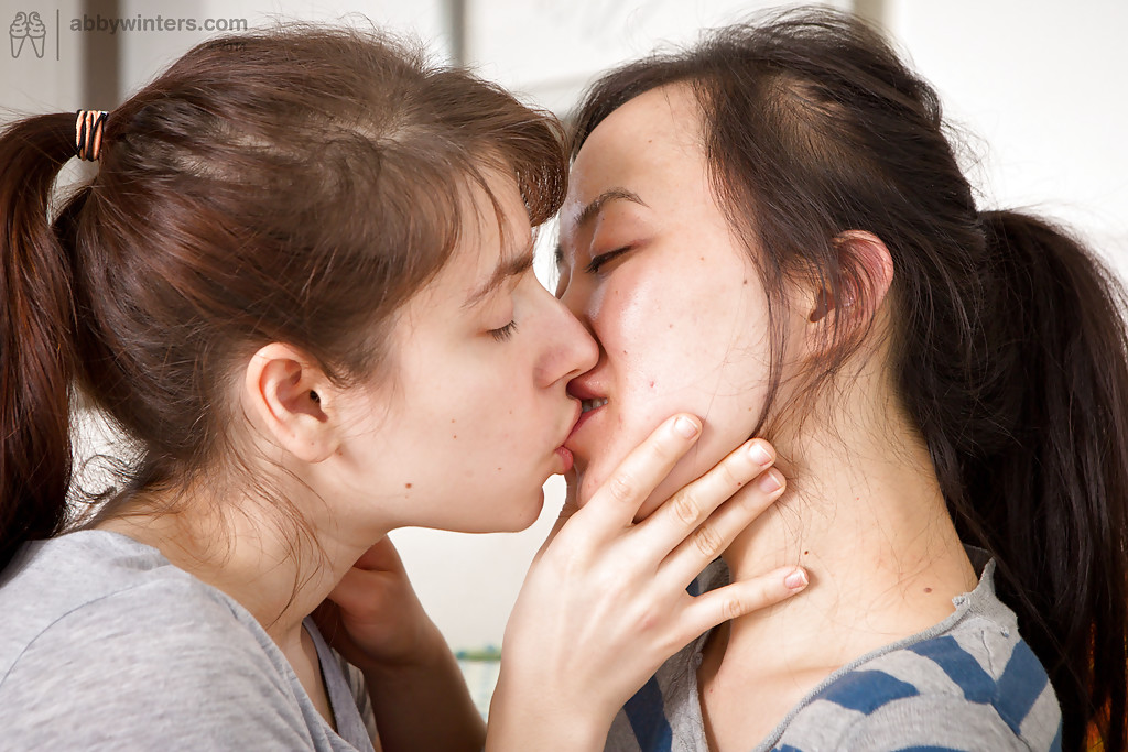 Les jeunes lesbiennes janee et sasha m se dénudent pour du sexe lesbien interracial
 #52230100