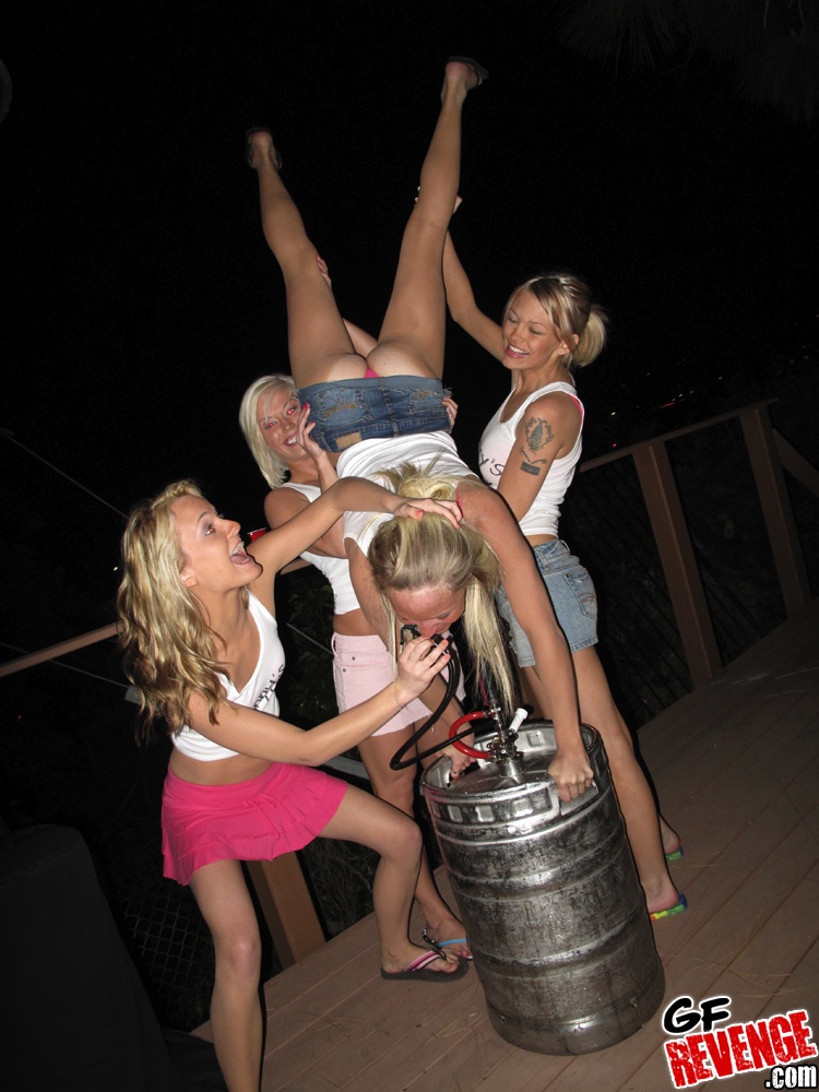 Lesbianas jóvenes desnudándose al aire libre en la fiesta para mostrar el coño
 #51442695