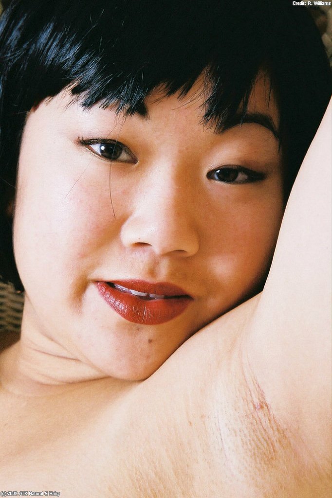 La asiática Junko se quita las medias para mostrar su coño peludo
 #51086874
