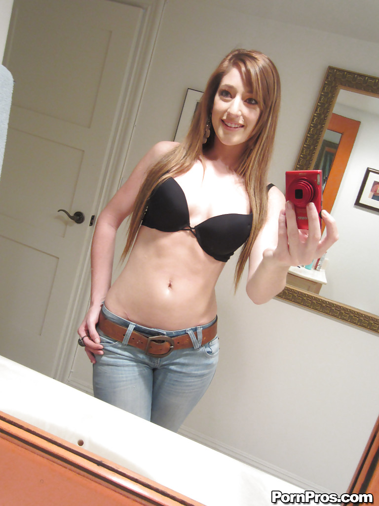 Tiny tit brunette casana undressing im Bad zu zeigen, sich selbst
 #51809160