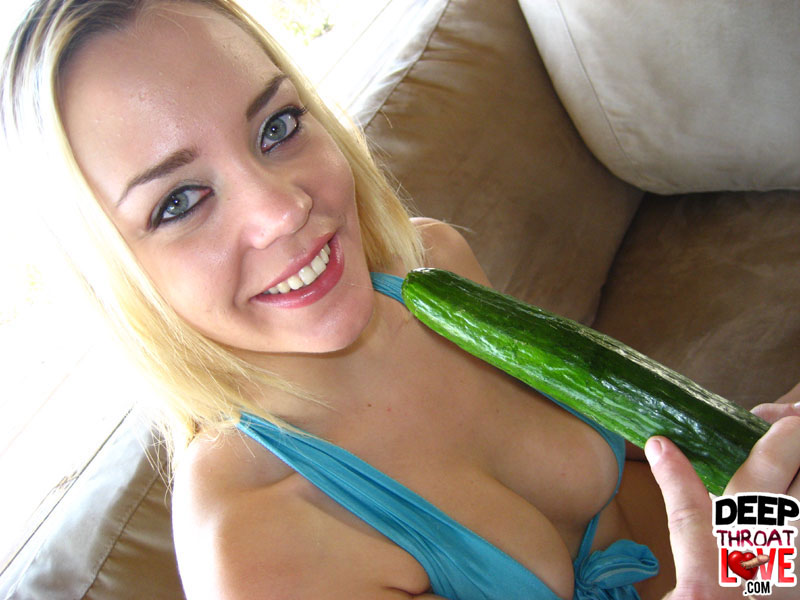 Sexy Babe mit großen Titten Annette Schwarz spreizt und fühlt ihre Fotze
 #52726687