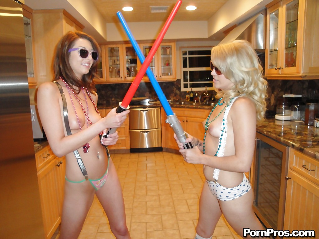 Gia Love et Teagan Summers en train de jouer un rôle dans des moments de nudité lesbienne.
 #55714771