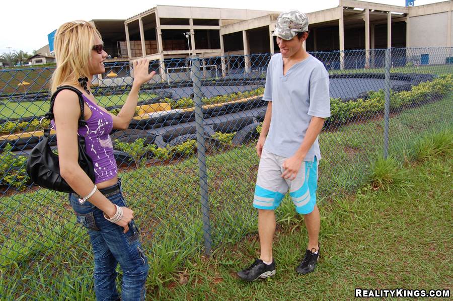 Rubia transexual latina agattha chupando una polla después de fumar
 #51891569
