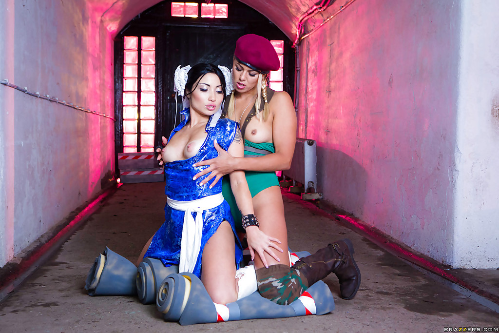 Lily Love et Alena Croft, deux milfs habillées en cosplay, mangent des chattes lesbiennes.
 #52501806