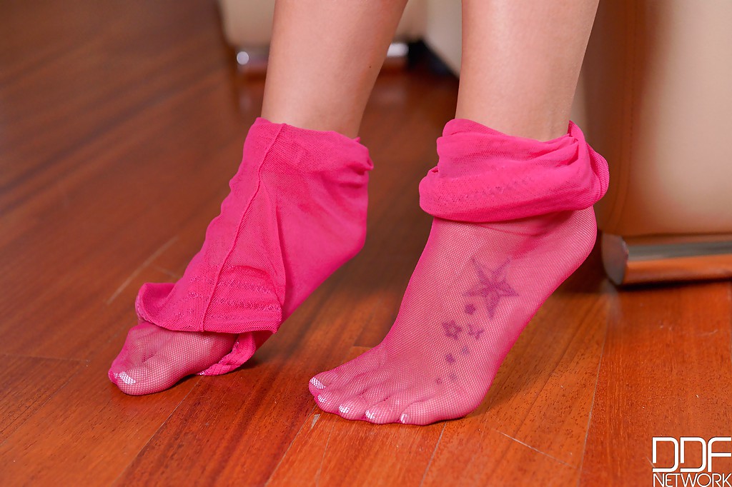 Katie Thornton posando en lencería rosa y tacones
 #54470670