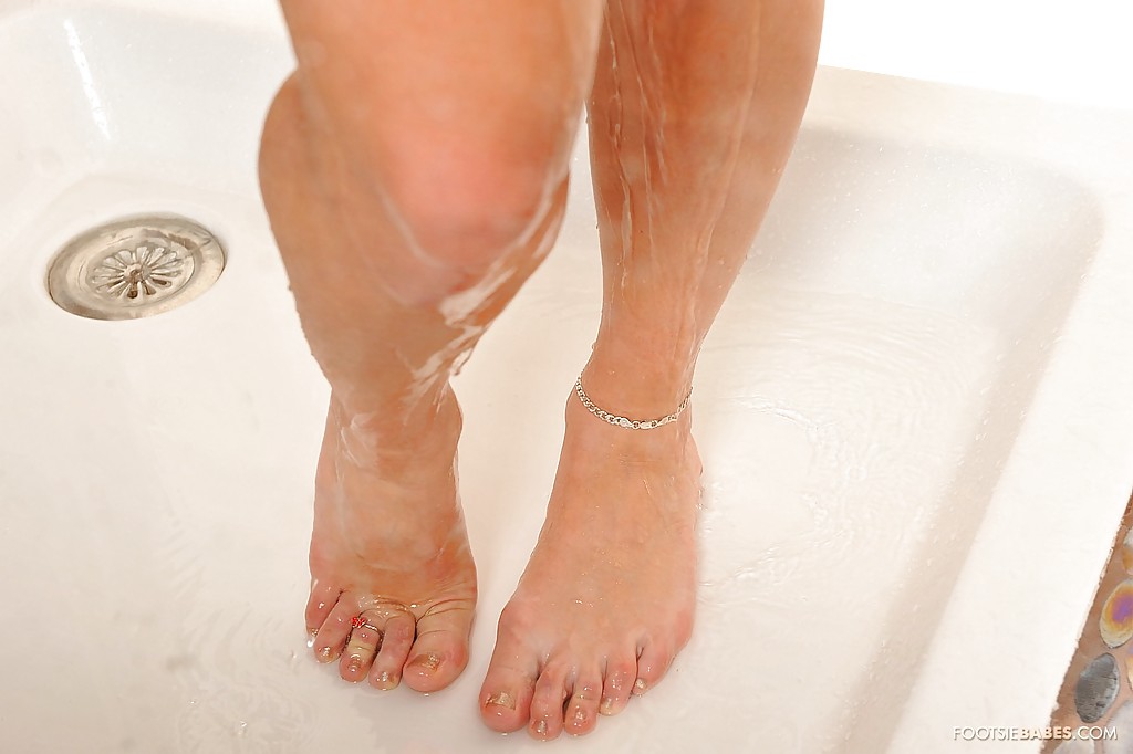 Giovane formosa con corpo impressionante fa la doccia e si depila le gambe
 #54619296