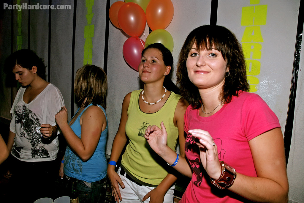 Petite Amateur Mädels verbringen einige gute Zeit auf der betrunkenen Party
 #51475706