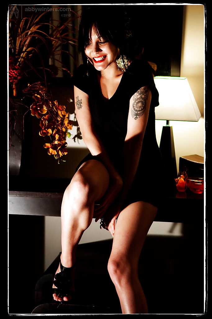 Klaudia, une jeune femme tatouée, prend des poses sexy en lingerie vintage.
 #50013861
