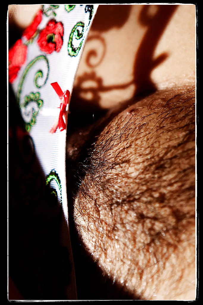 刺青をしたクラウディアがヴィンテージ・ランジェリーでセクシーなポーズをとる
 #50013888
