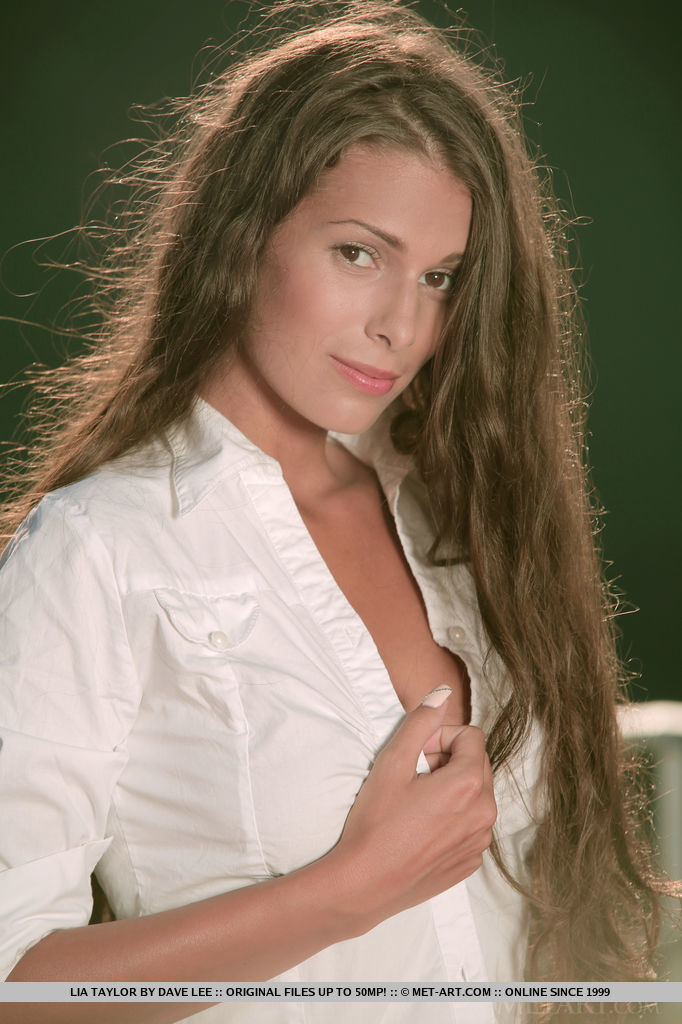 Lia taylor, jeune femme glamour européenne, dévoile ses gros seins naturels de jeune en plein air.
 #50667209