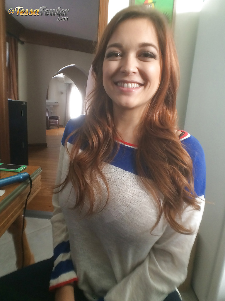 Tessa Fowler posando con una falda plisada y mostrando sus grandes tetas
 #50332622