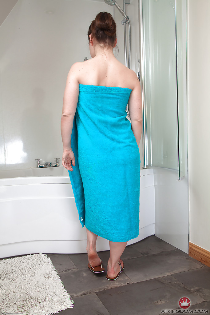 裸足のユーロママ、オルガ・カバエバがバスルームで毛深いアソコを広げる
 #55201567