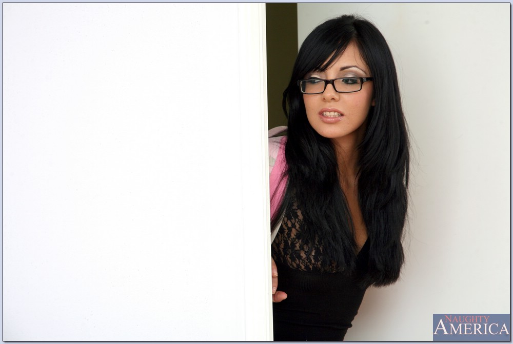 Lorena Sanchez, une jolie fille à lunettes, se fait branler la petite chatte.
 #50959236