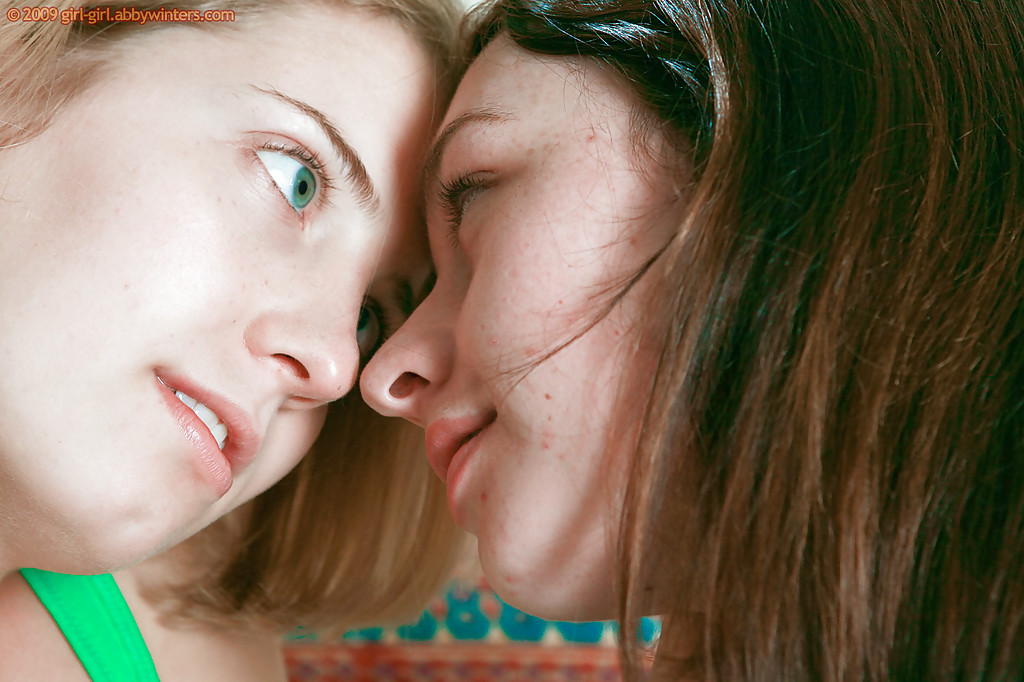 Lesbiennes Carly T et Kara D s'embrassent avant de se doigter la chatte.
 #50789177