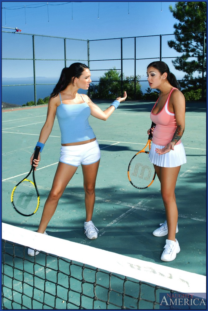 Tre belle ragazze sportive che soddisfano un cazzo su un campo da tennis
 #52691430