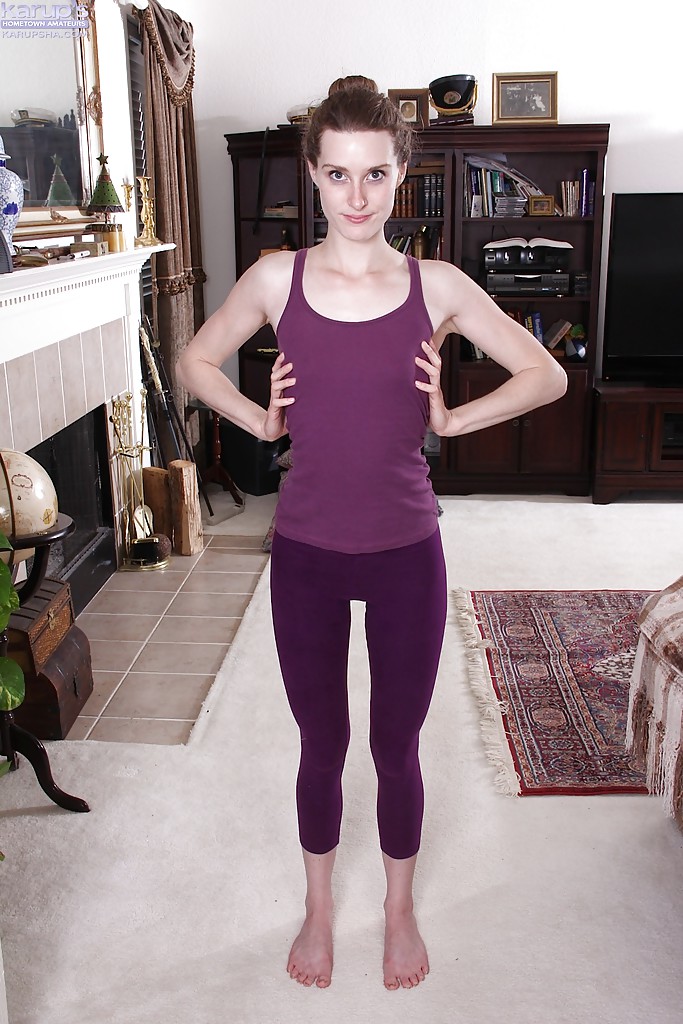 La esbelta amateur Tara Estell se desnuda después de una sesión de yoga para modelar desnuda
 #52084073