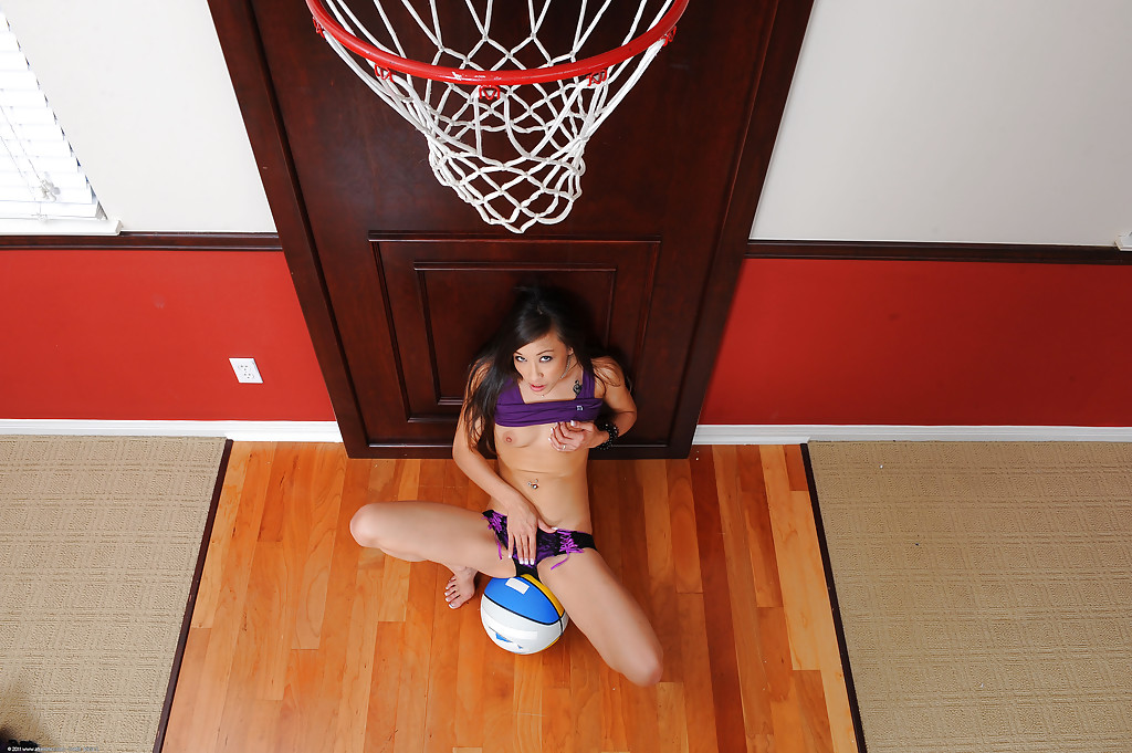 Arial Rose, une asiatique amateur aux petits seins, joue avec un ballon de basket.
 #52738192