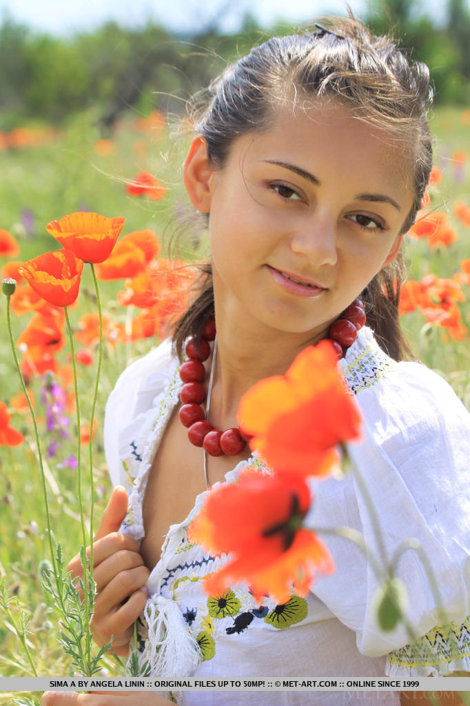 Exótica morena slima a le encanta mostrar su coño al aire libre
 #51955427