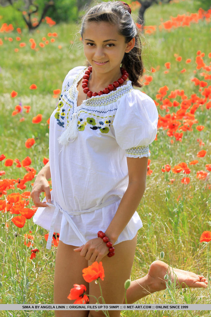 Exótica morena slima a le encanta mostrar su coño al aire libre
 #51955500