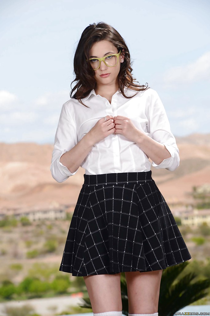 Schoolgirl bruna in occhiali sexy georgia jones sta diffondendo le gambe
 #51761267