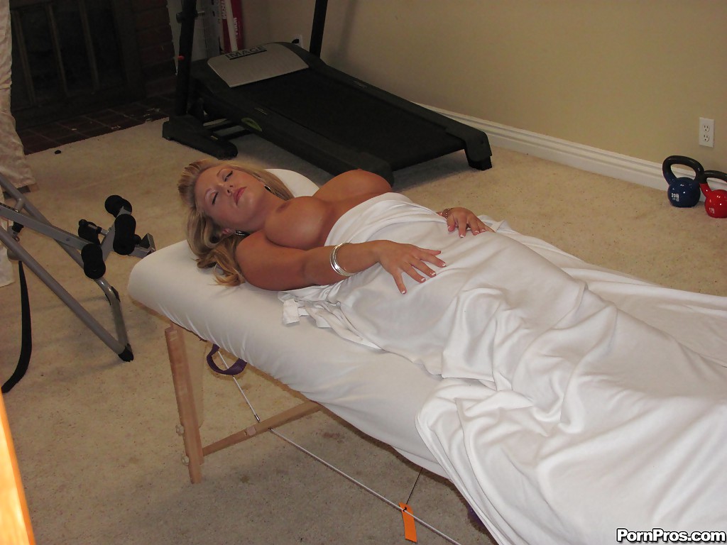 Blonde Mama Heather Summers zeigt schöne Titten, nachdem sie sich auf dem Massagetisch entkleidet hat
 #51292027