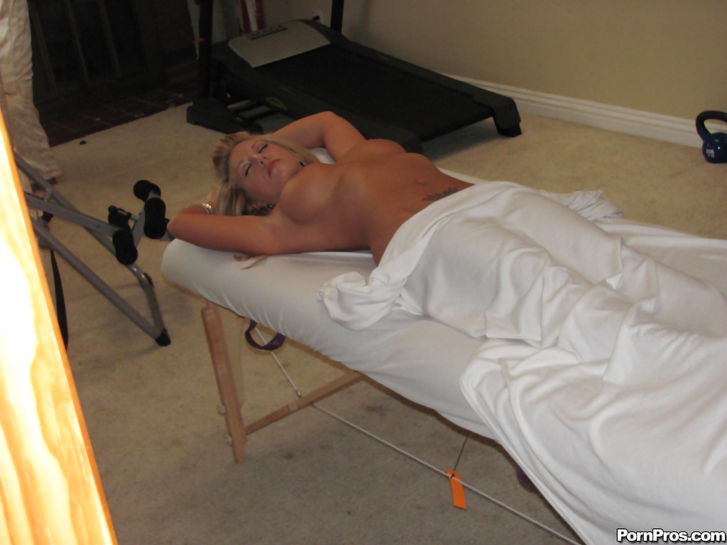 La mamma bionda Heather Summers mostra delle belle tette dopo essersi spogliata sul lettino da massaggio
 #51292030