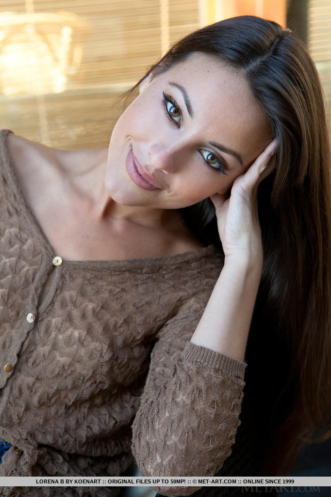 Europäisches Glamour-Model Lorena B enthüllt Teenie-Titten und getrimmte Muschi
 #50320335