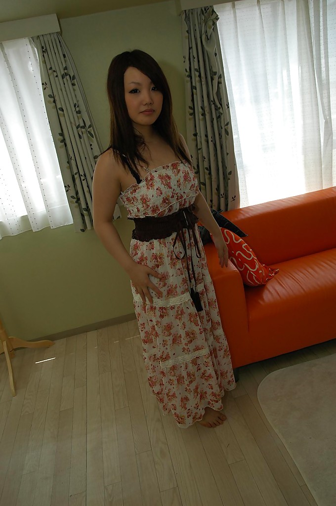 Asiatische Süße nagisa matsui rutscht aus ihrem Kleid und Dessous
 #50043154