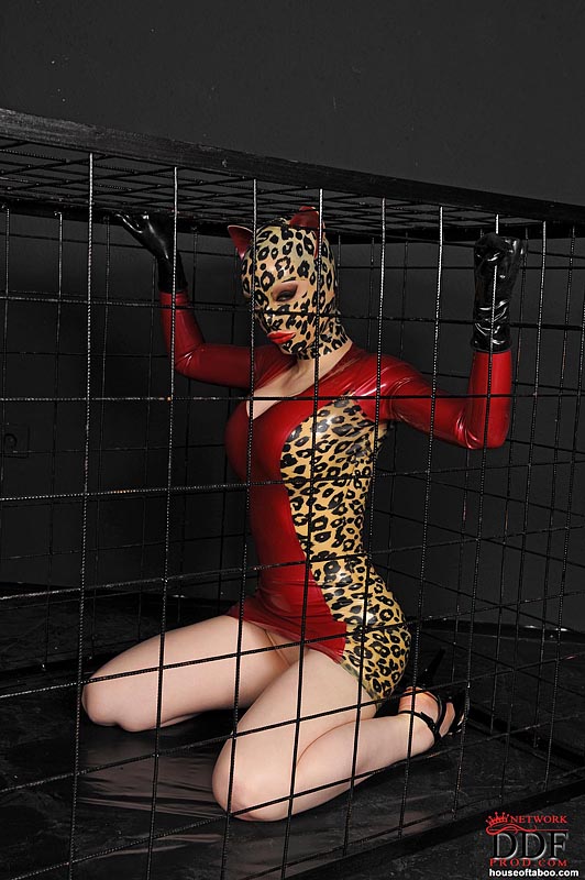 籠の中のフェティッシュモデル、ラテックス・ルーシーがお尻を舐めながら異人種間のフェラチオをする
 #51241794
