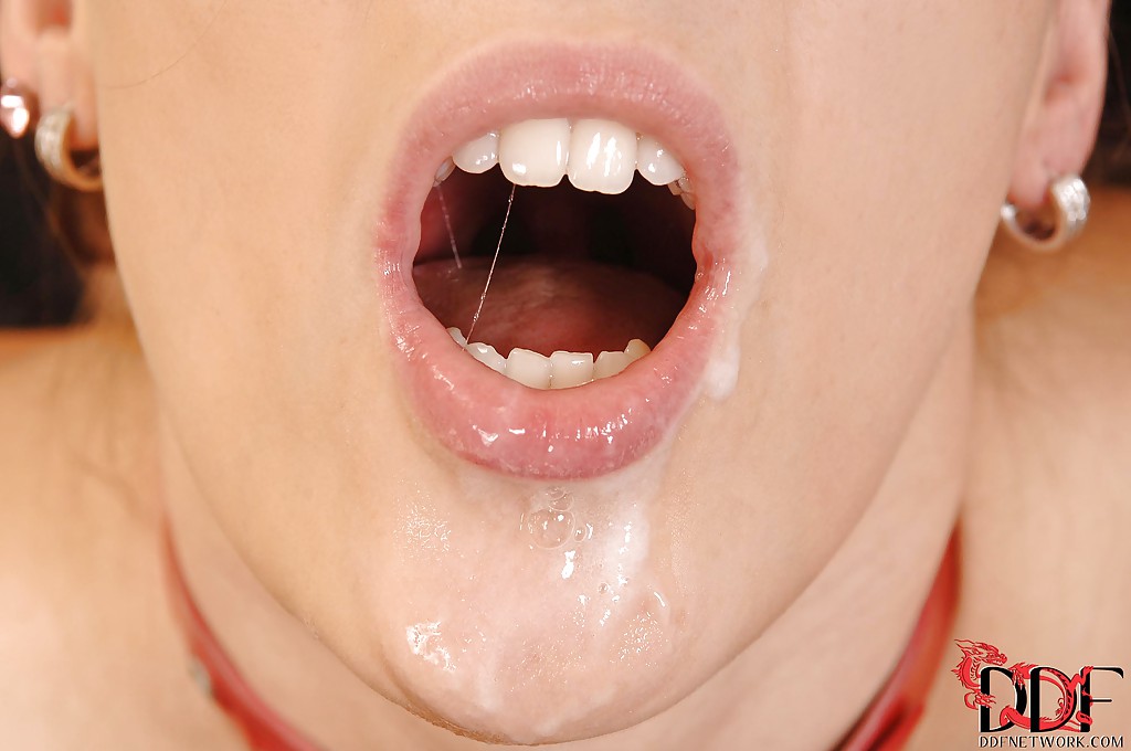 Gefesselte Schlampe Demetris erhält eine große Ladung Sperma in den Mund
 #50232497